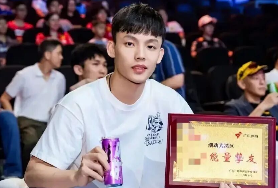 开云体育登录入口-广东男篮最新动态！徐杰获得新身份，杜锋深夜发声，崔永熙胡明轩参加热身赛，王洪泽出国特训